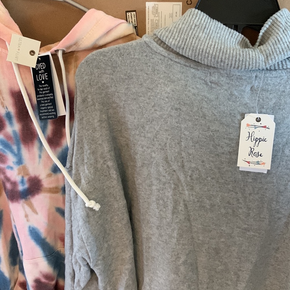 Macy’s Bundle (2 sweaters) - Picture 4 of 7